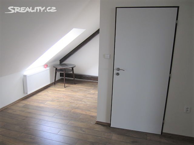 Pronájem bytu 1+kk 40 m² (Podkrovní), Újezd u Brna, okres Brno-venkov