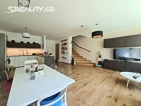 Pronájem  rodinného domu 152 m², pozemek 240 m², U Svornosti, Praha 10 - Dolní Měcholupy