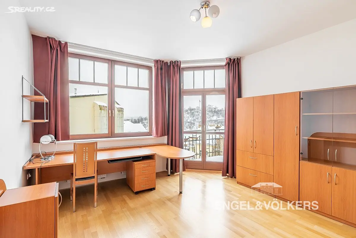 Pronájem bytu 6 pokojů a více 253 m² (Mezonet), Cimburkova, Praha 3 - Žižkov
