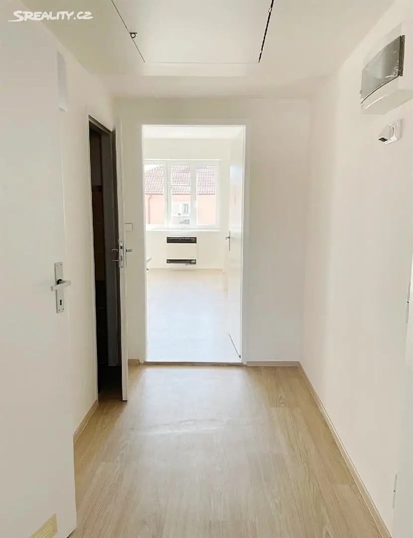 Pronájem bytu 2+kk 44 m², Nad Šutkou, Praha 8 - Kobylisy