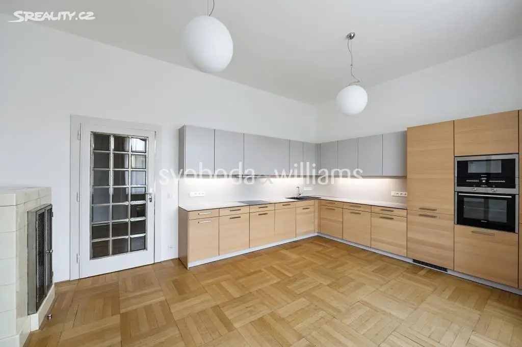 Pronájem bytu 6 pokojů a více 282 m², Na valech, Praha 6 - Hradčany