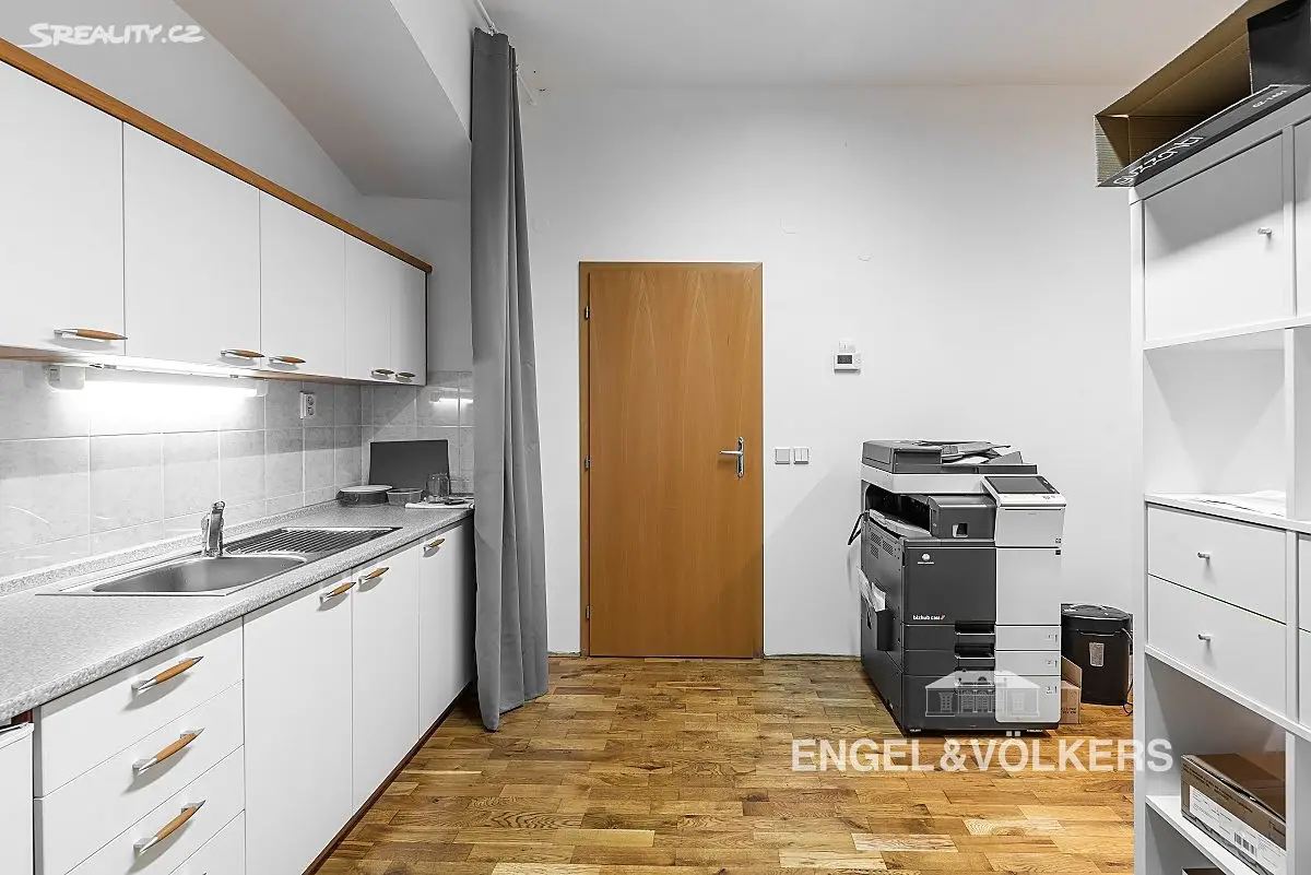 Pronájem bytu 6 pokojů a více 224 m², Betlémské náměstí, Praha 1 - Staré Město