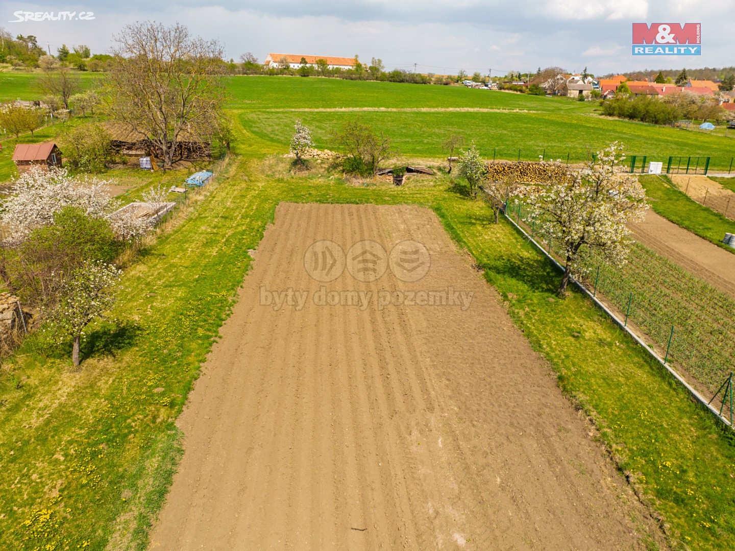 Prodej  stavebního pozemku 2 473 m², Slatina, okres Znojmo
