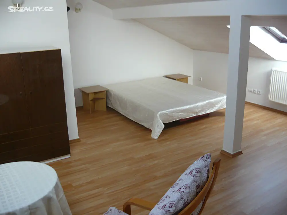 Pronájem bytu 1+1 79 m² (Podkrovní), Hlincová Hora, okres České Budějovice