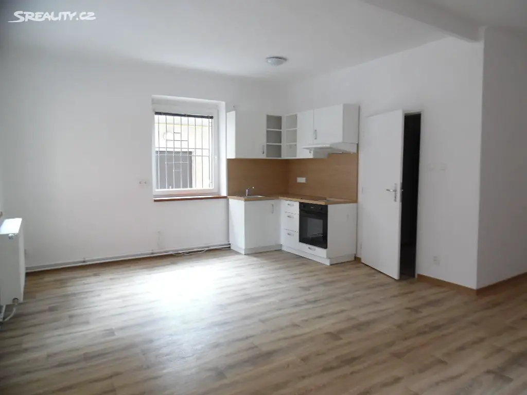 Pronájem bytu 1+kk 35 m², Bolzanova, Plzeň - Jižní Předměstí