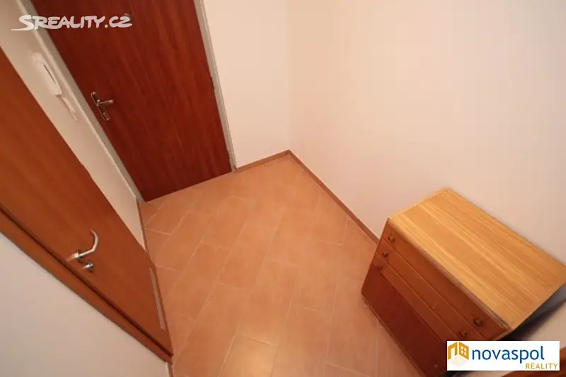 Pronájem bytu 1+kk 32 m², Hornoměcholupská, Praha - Praha 15