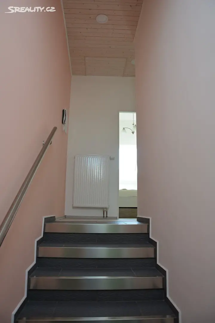 Pronájem bytu 2+kk 55 m² (Podkrovní), Dykova, Brno - Židenice