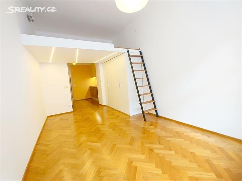 Pronájem bytu 1+1 30 m², Čajkovského, Praha 3 - Žižkov