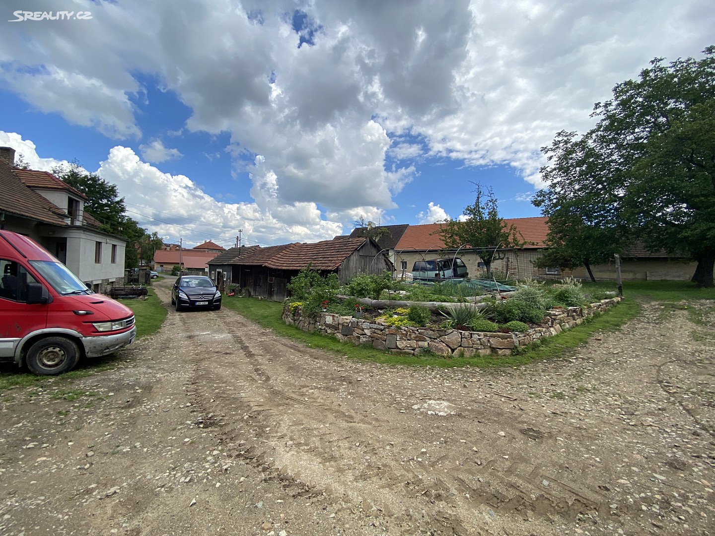 Prodej  zemědělské usedlosti 600 m², pozemek 2 500 m², Podluhy, okres Beroun
