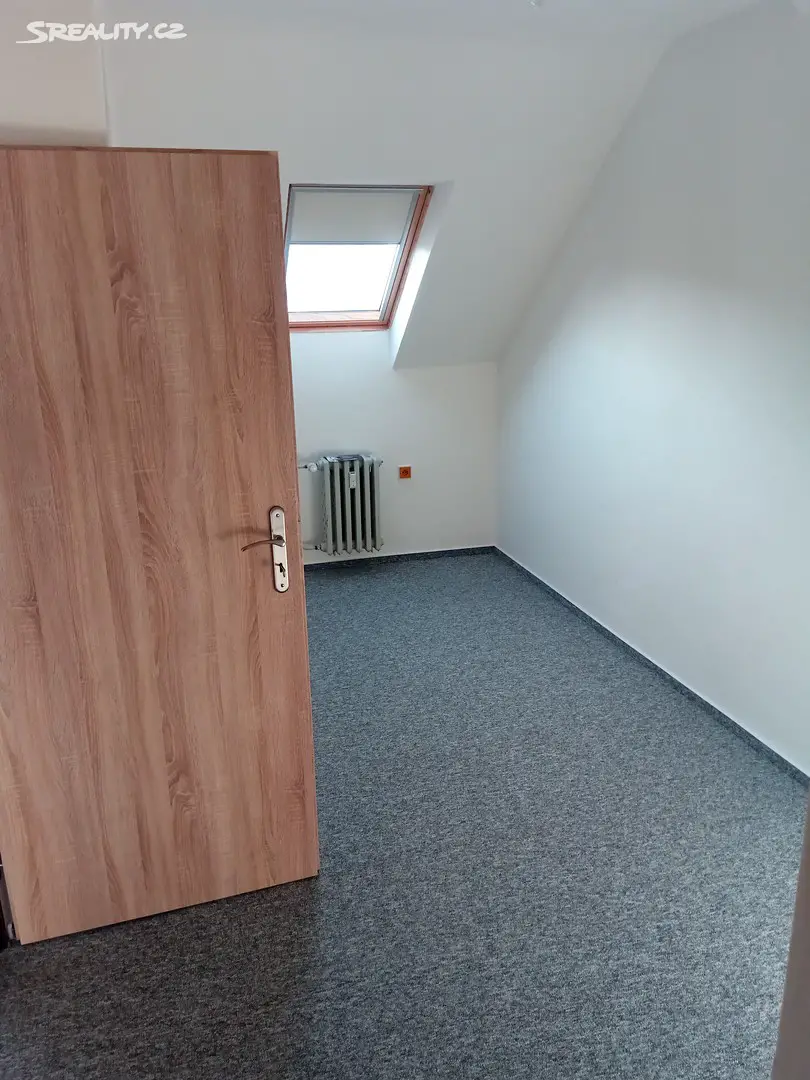 Pronájem bytu 2+1 37 m² (Podkrovní), Rovná, Ostrava - Přívoz