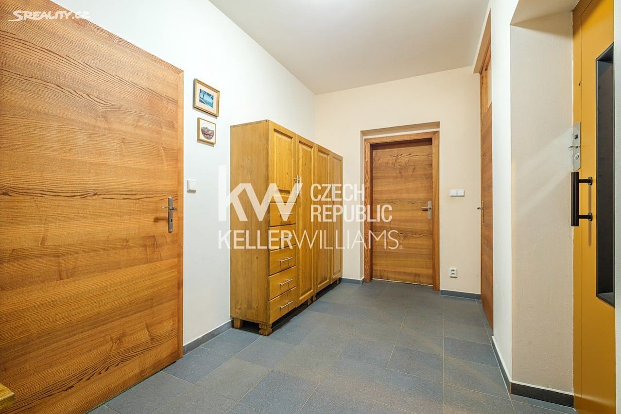 Prodej  rodinného domu 640 m², pozemek 1 842 m², U Vodojemu, Dalovice - Všeborovice