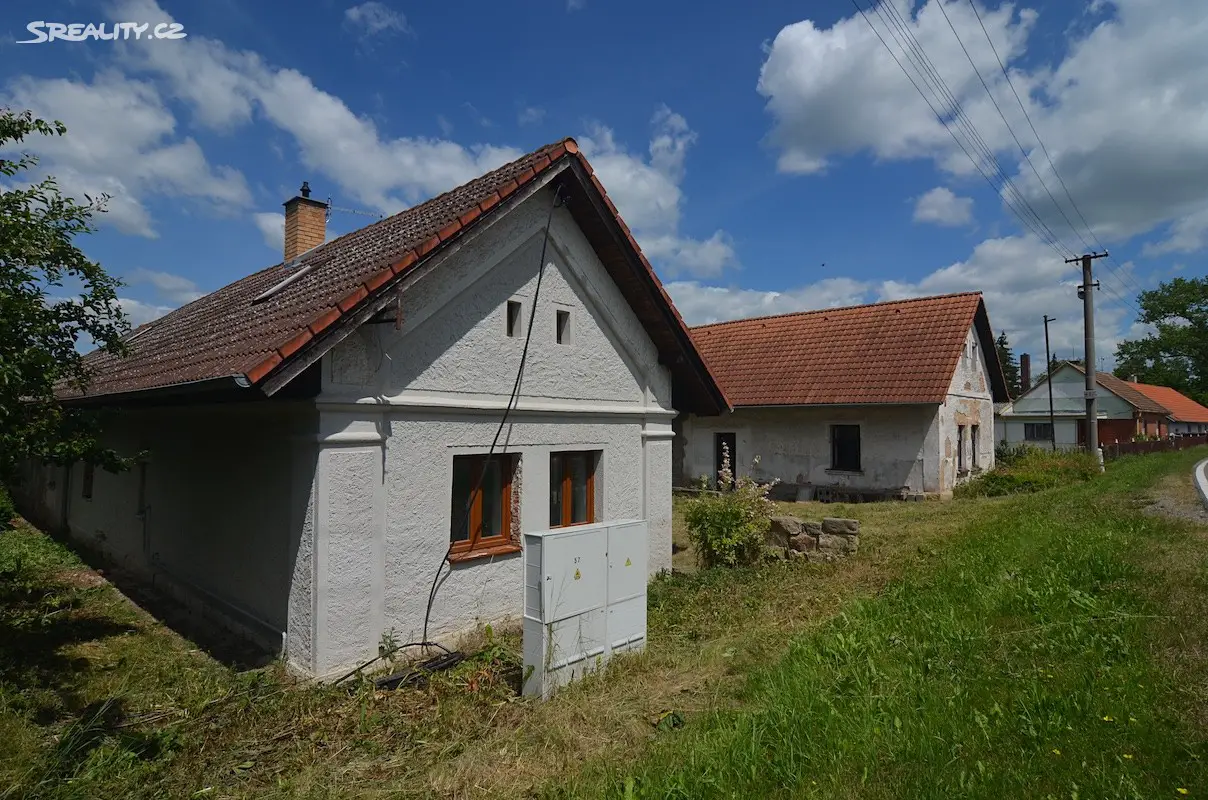 Prodej  rodinného domu 402 m², pozemek 886 m², Myštěves, okres Hradec Králové