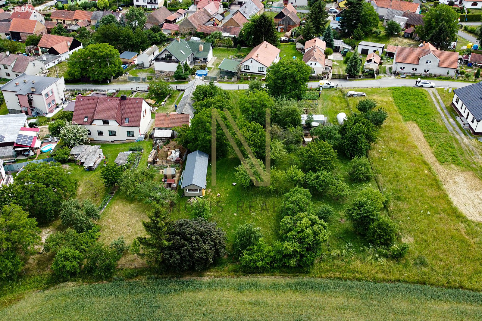 Prodej  stavebního pozemku 1 989 m², Výrov, okres Plzeň-sever