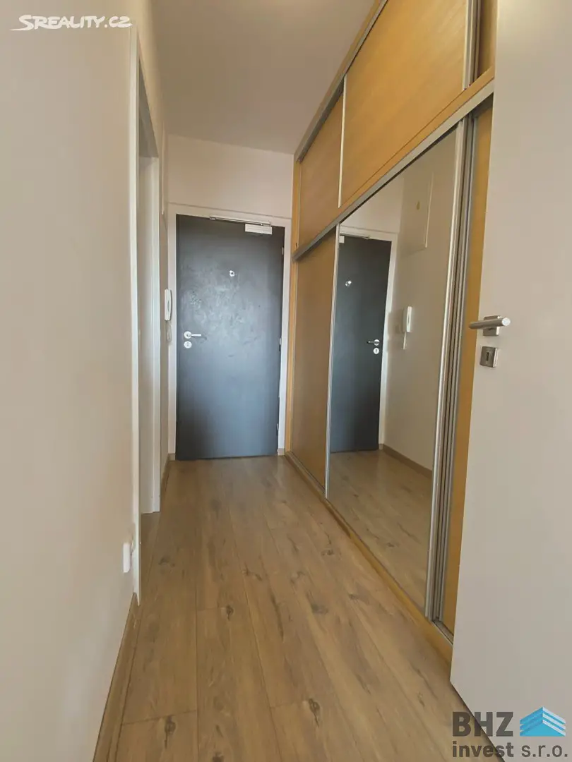 Pronájem bytu 1+kk 38 m², Ve Stromovce, Hradec Králové - Třebeš