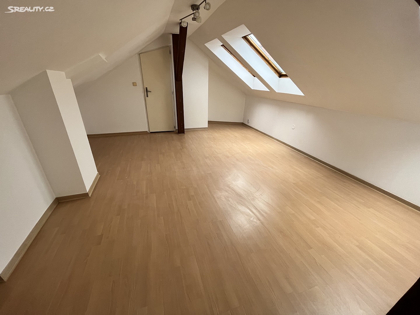 Pronájem bytu 4+1 150 m² (Mezonet), Žitomírská, Praha 10 - Vršovice