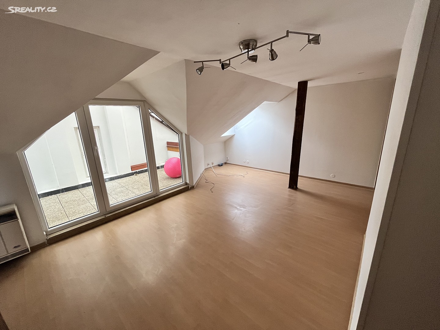 Pronájem bytu 4+1 150 m² (Mezonet), Žitomírská, Praha 10 - Vršovice