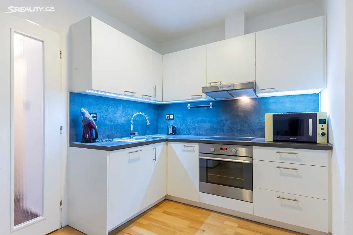 Pronájem bytu 3+kk 75 m², Sevastopolská, Praha 10 - Vršovice