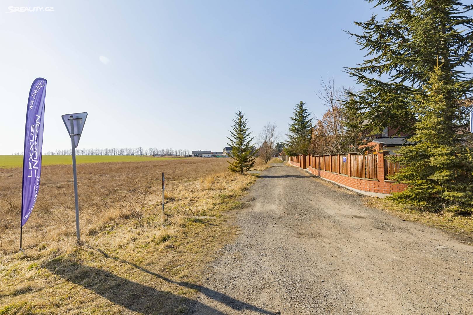 Prodej  stavebního pozemku 1 002 m², Jižní, Hřebeč