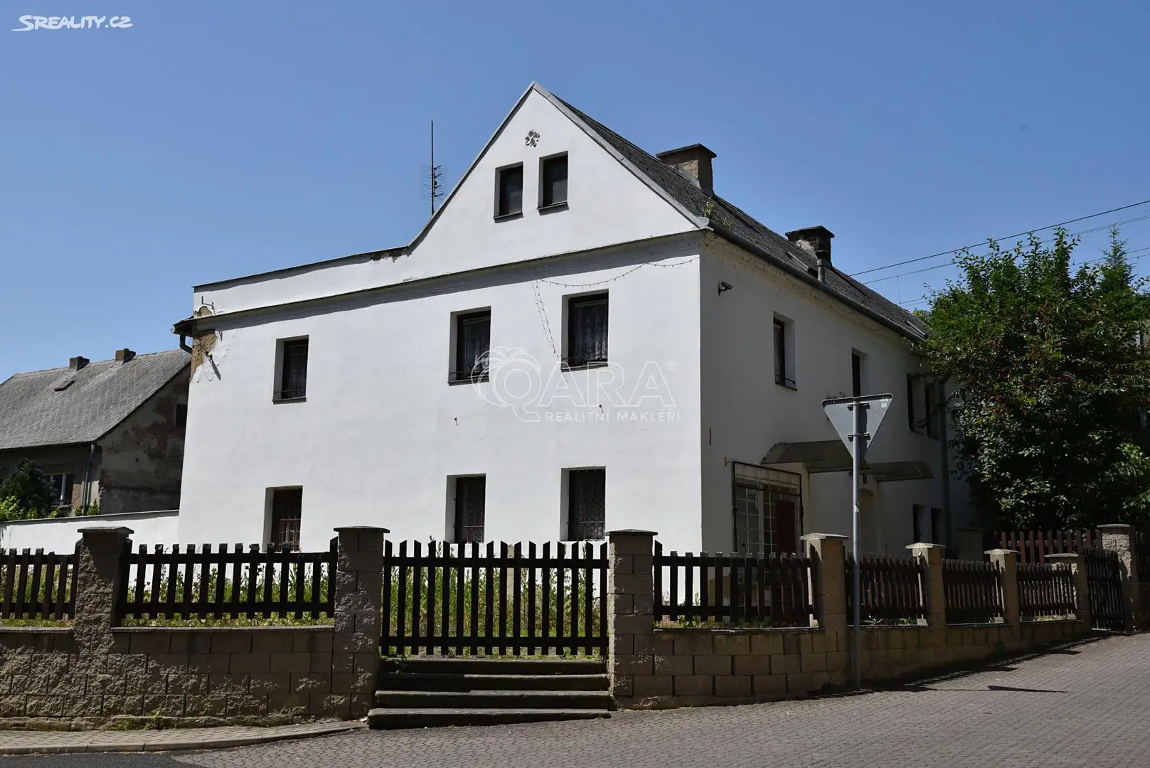Prodej  rodinného domu 360 m², pozemek 1 046 m², Rudé armády, Dolní Zálezly