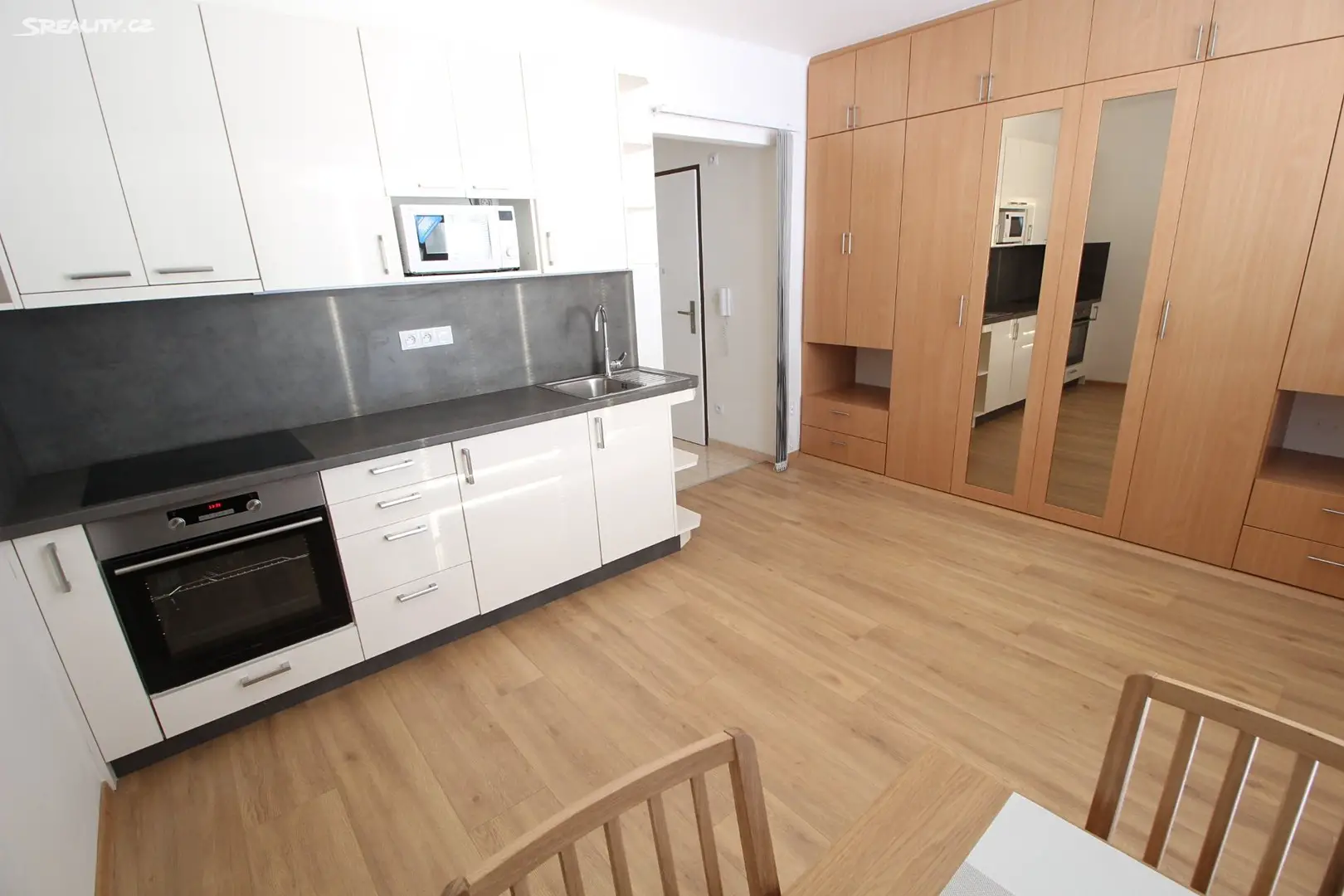 Pronájem bytu 1+kk 28 m², V předpolí, Praha 10 - Strašnice