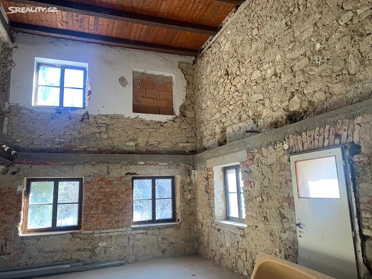 Prodej  rodinného domu 370 m², pozemek 66 753 m², Bujanov, okres Český Krumlov