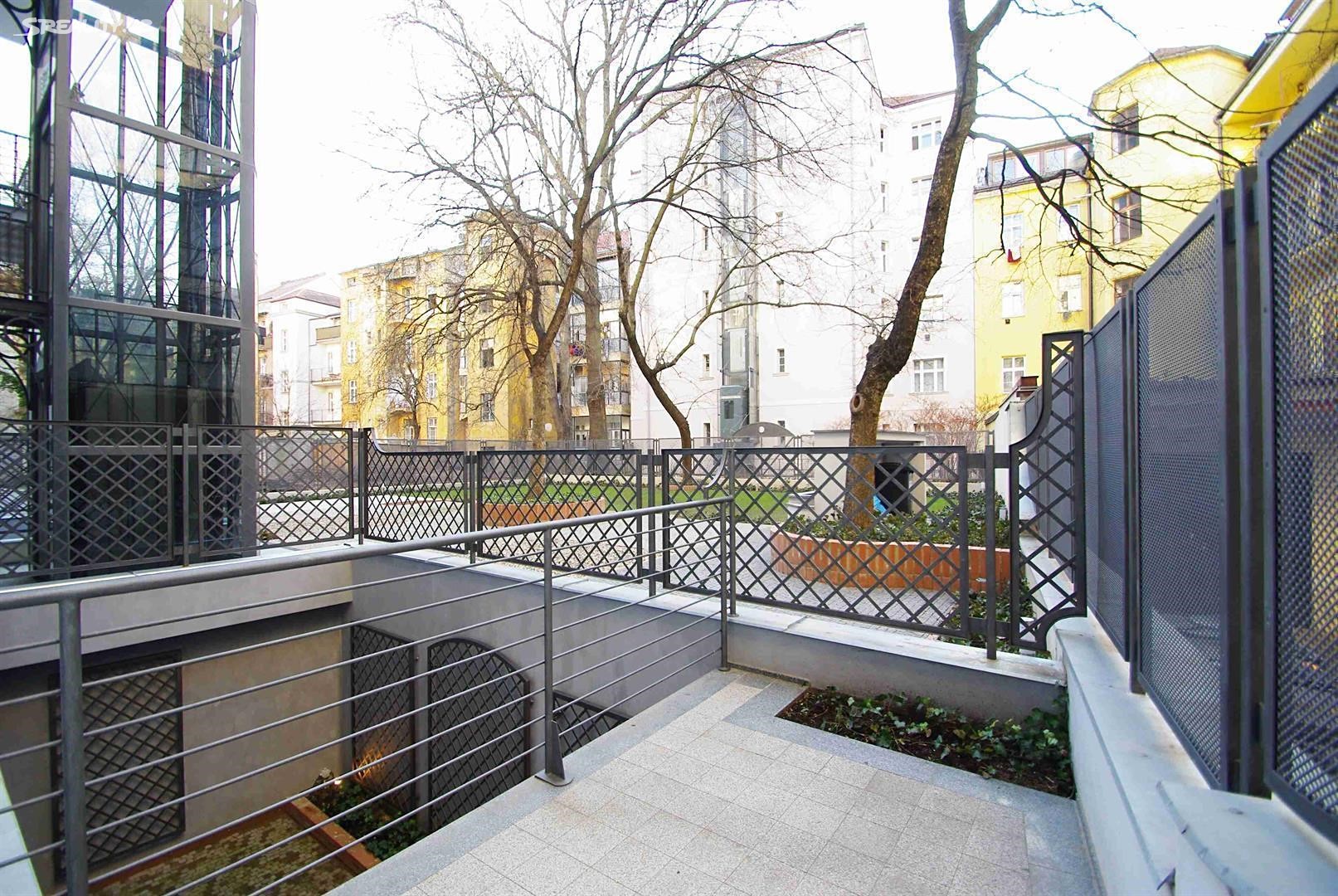 Pronájem bytu 5+1 126 m² (Mezonet), Hořejší nábřeží, Praha 5 - Smíchov