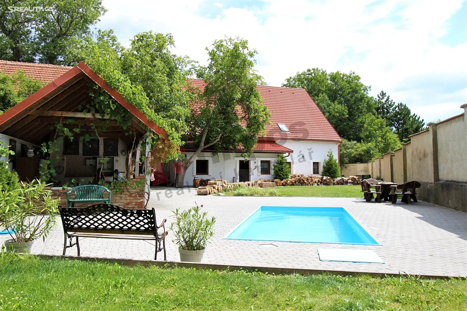 Prodej  rodinného domu 392 m², pozemek 1 293 m², Dalešice, okres Třebíč