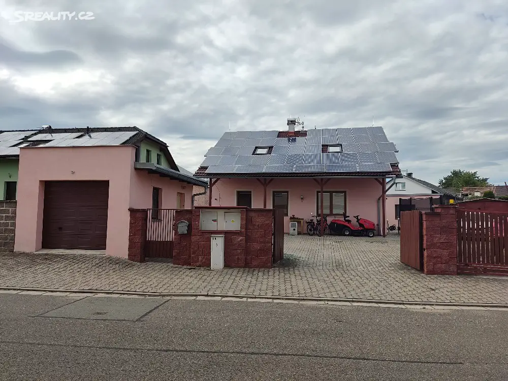 Prodej  rodinného domu 193 m², pozemek 914 m², Holohlavy, okres Hradec Králové