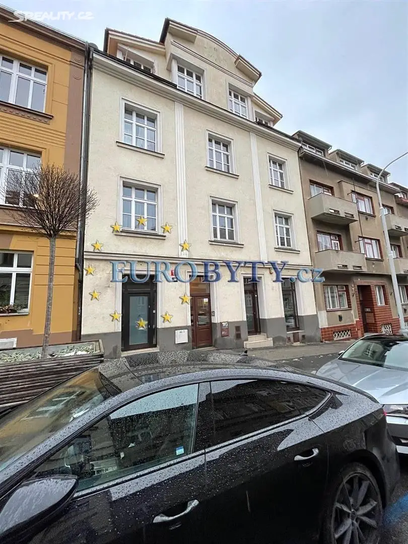 Pronájem bytu 1+kk 28 m² (Podkrovní), Šlikova, Praha 6 - Břevnov