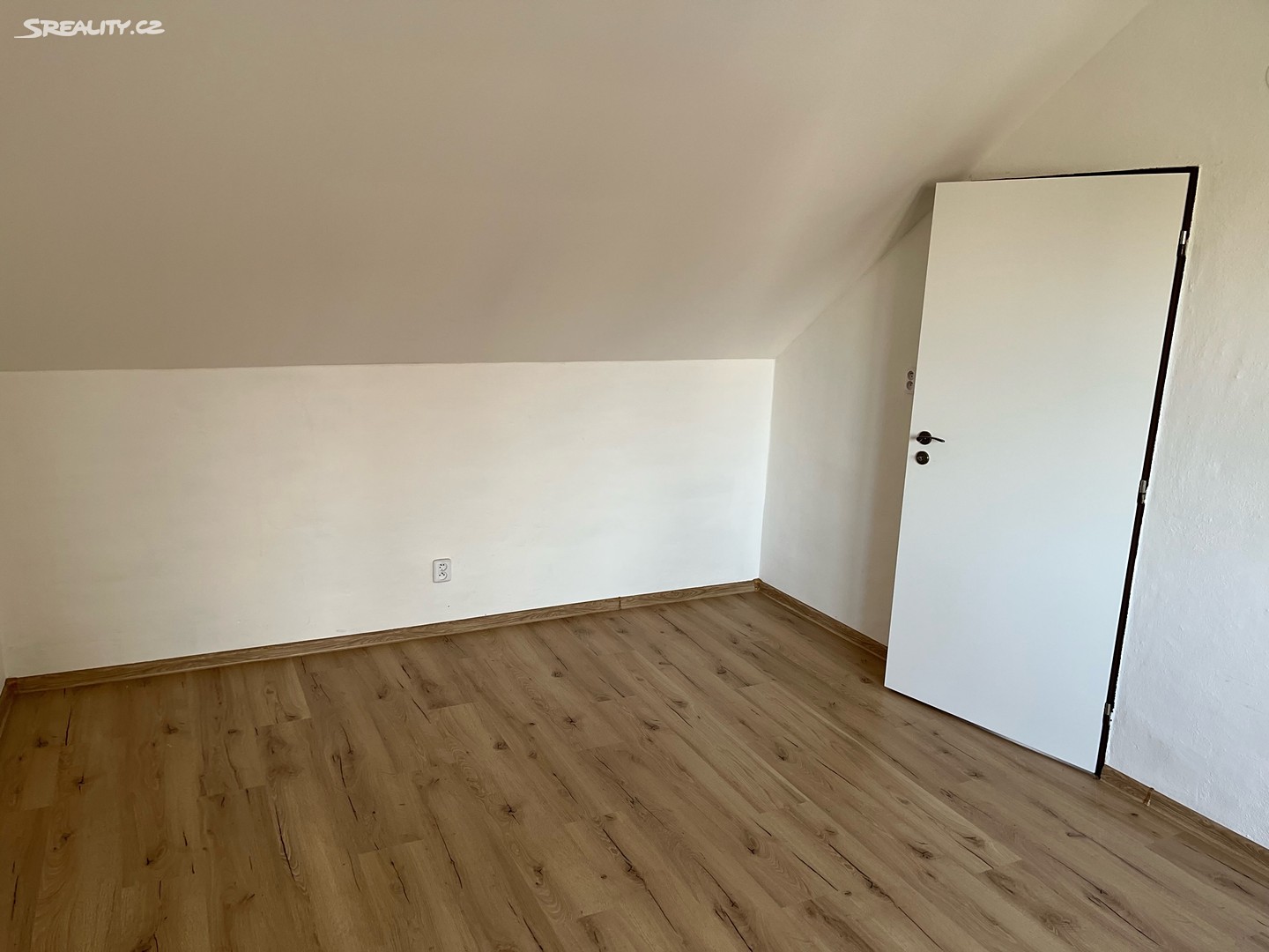 Pronájem bytu 2+1 80 m² (Podkrovní), Husova, Turnov