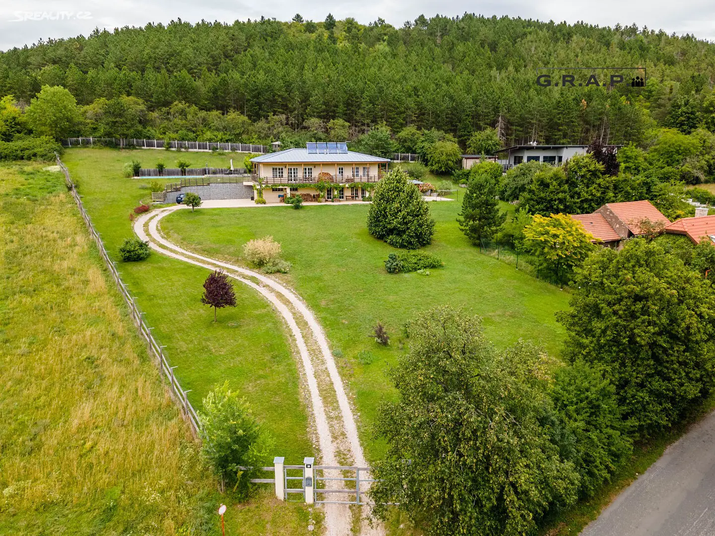 Prodej  rodinného domu 295 m², pozemek 4 558 m², Tmaň - Slavíky, okres Beroun