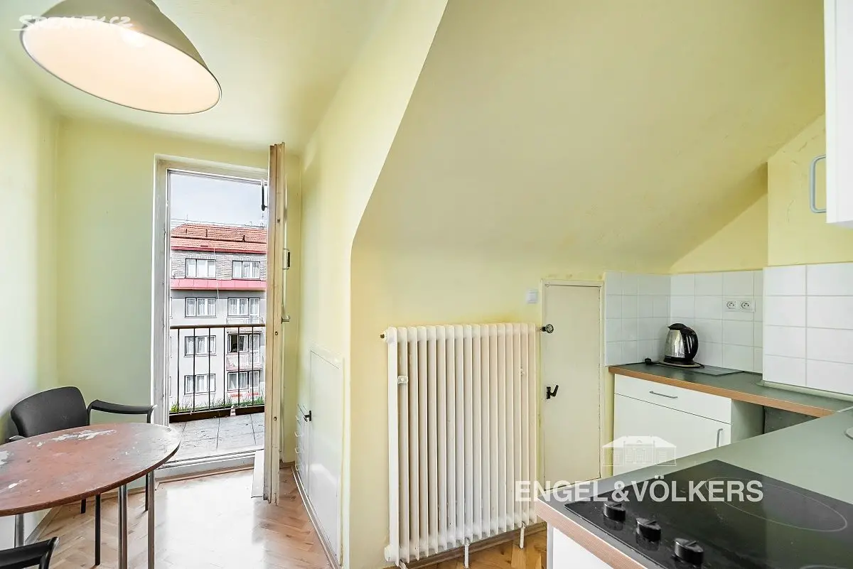 Pronájem bytu 1+1 45 m² (Podkrovní), Fráni Šrámka, Praha 5 - Smíchov