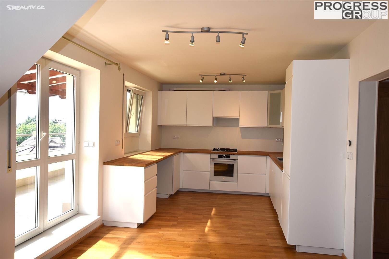 Pronájem bytu atypické 136 m² (Podkrovní), Brandejsovo náměstí, Praha 6 - Suchdol