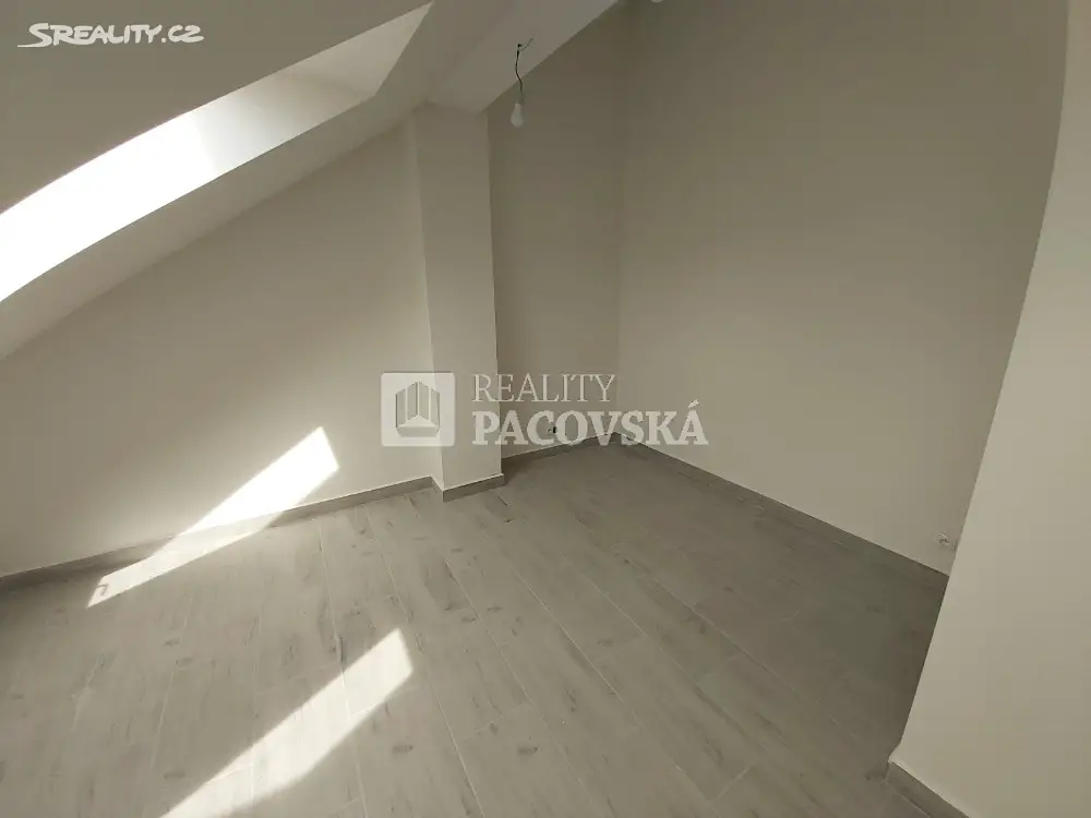 Pronájem bytu 2+kk 58 m² (Podkrovní), Podmokelská, Ústí nad Labem - Krásné Březno