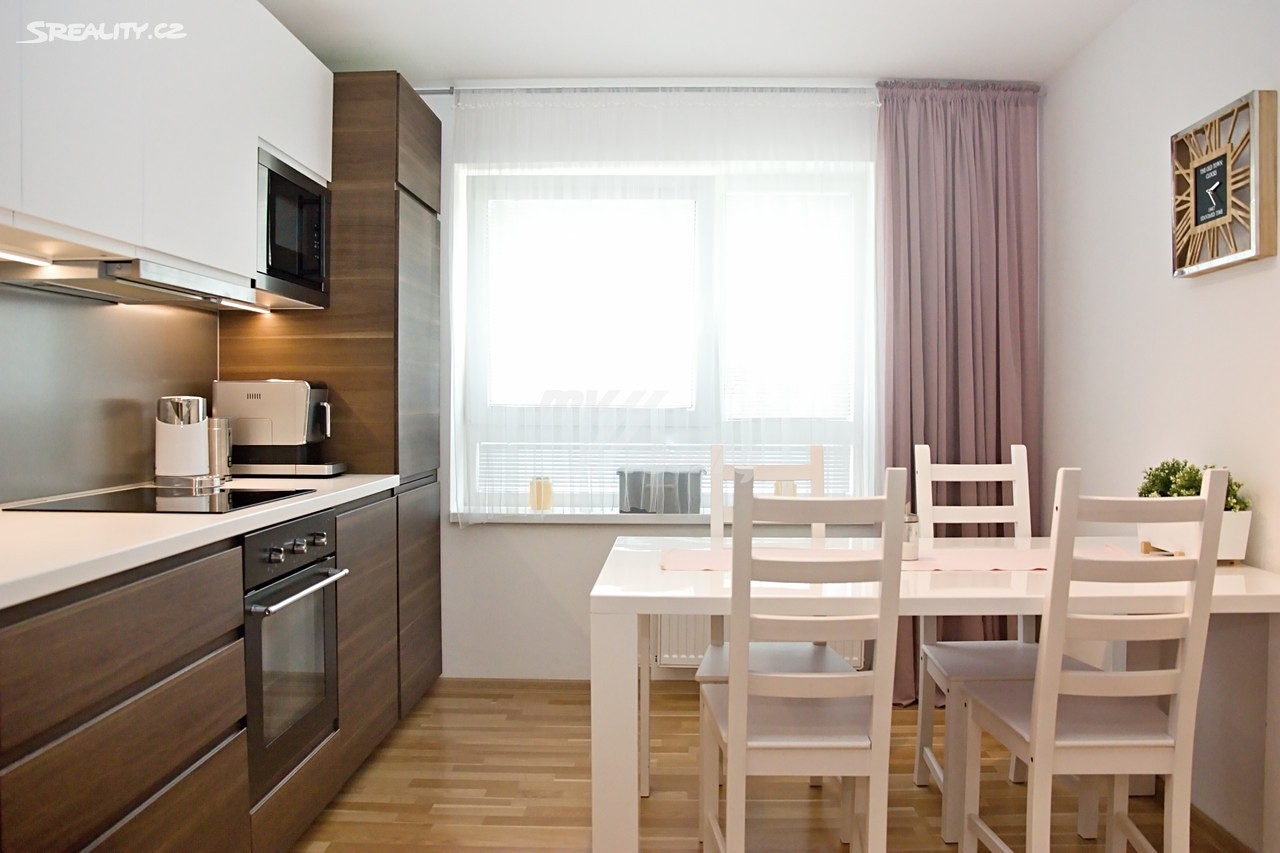 Prodej bytu 3+1 75 m², Spojovací, Milovice - Mladá