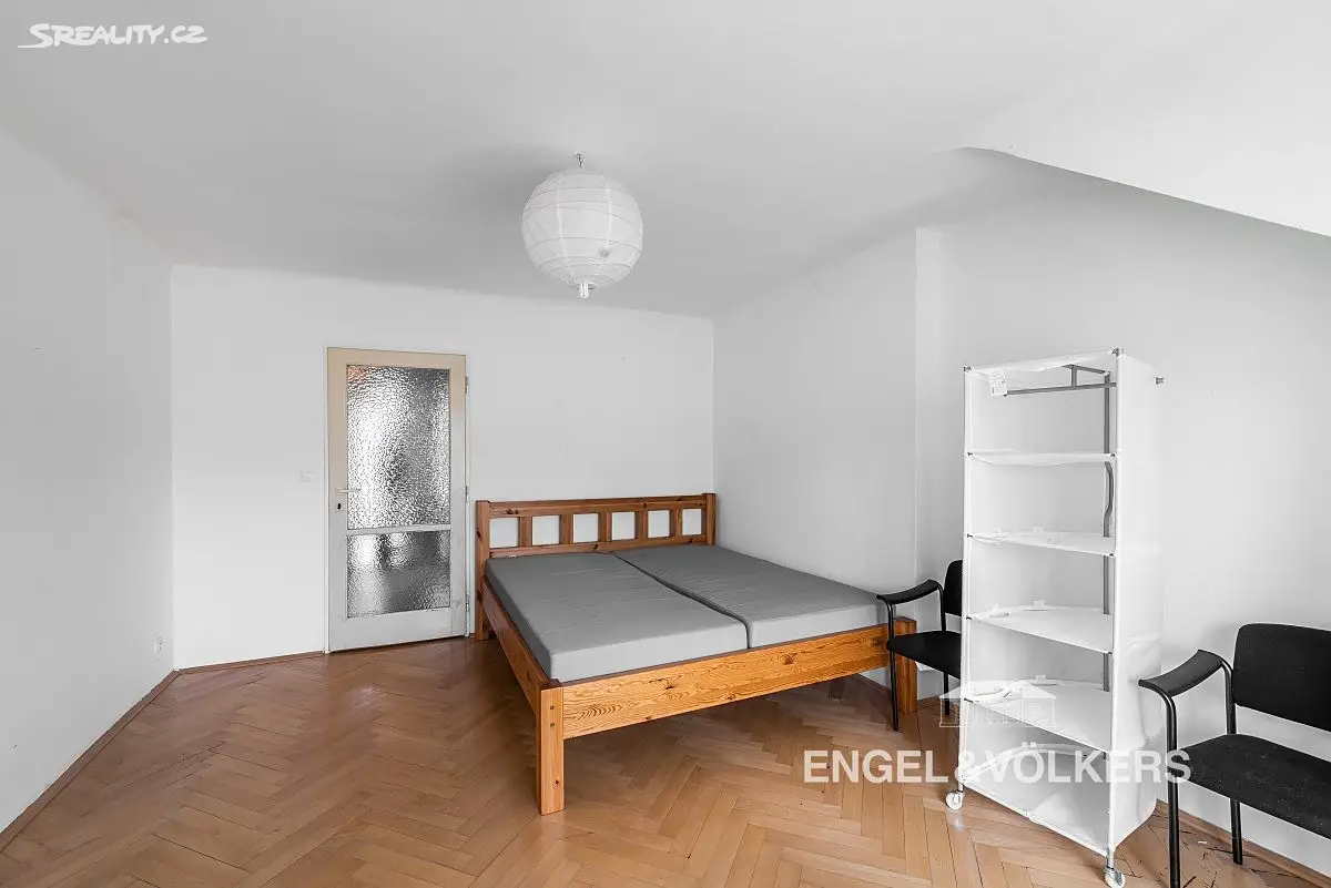 Pronájem bytu 1+1 45 m² (Podkrovní), Fráni Šrámka, Praha 5 - Smíchov