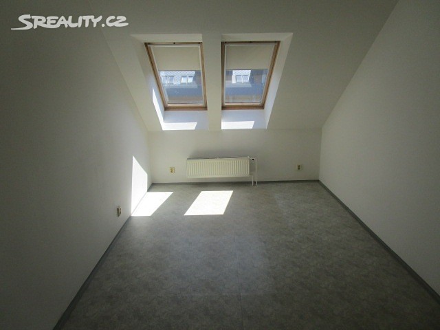 Pronájem bytu 2+1 55 m², K Sokolovně, Hradec Králové