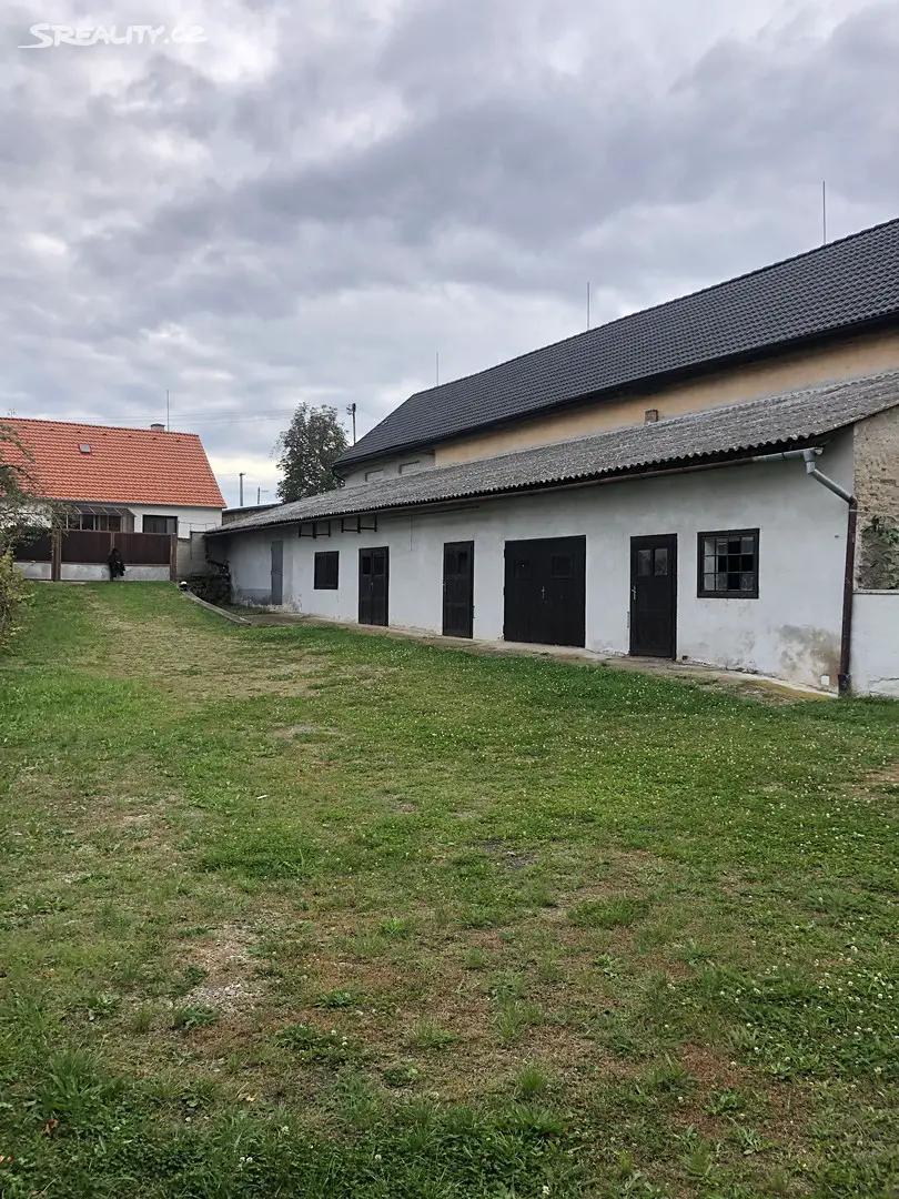 Pronájem  zemědělské usedlosti 1 000 m², pozemek 1 734 m², Tavíkovice, okres Znojmo