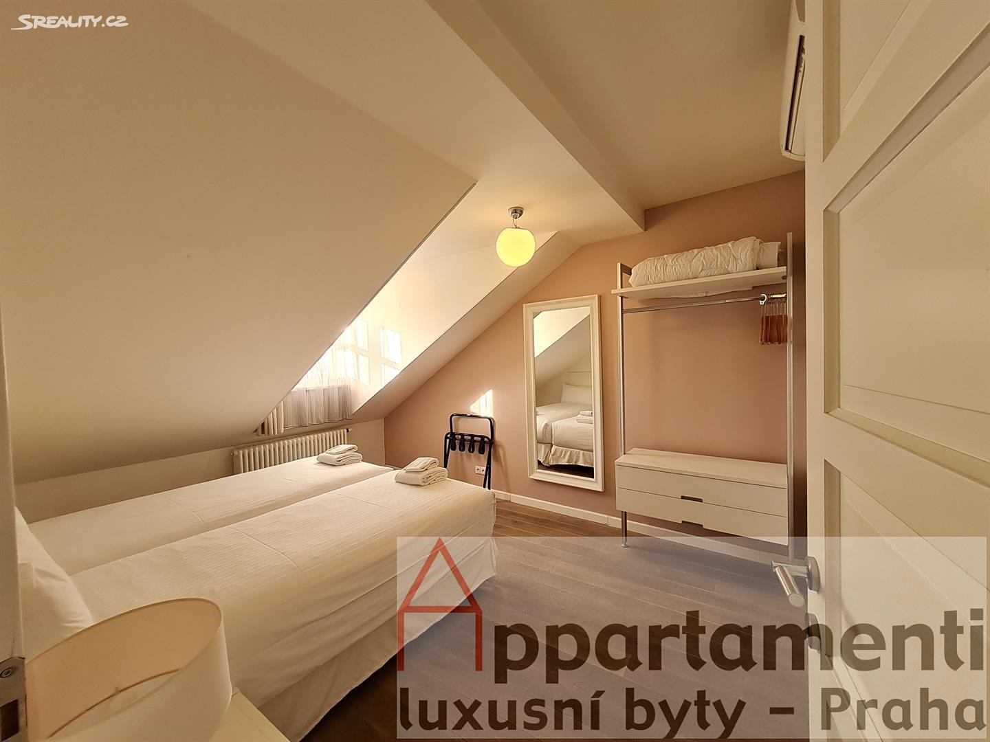 Pronájem bytu 3+kk 74 m² (Podkrovní), Vyšehradská, Praha 2 - Nové Město