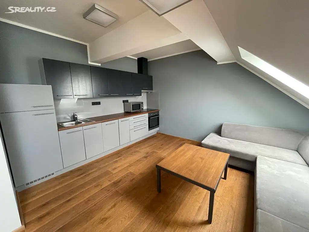 Pronájem bytu 2+kk 53 m² (Podkrovní), Resslova, Hradec Králové