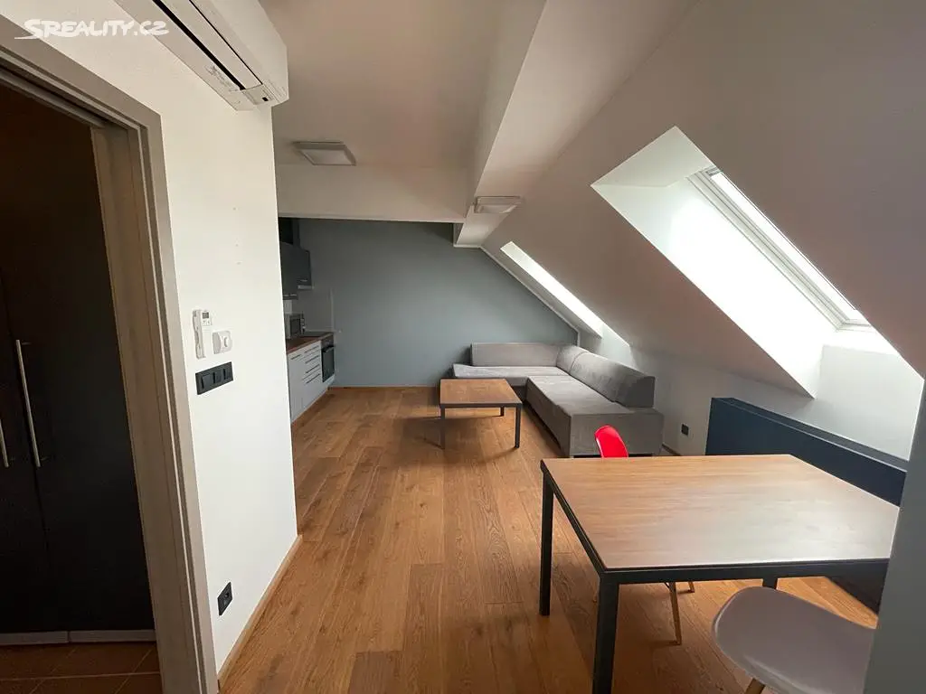 Pronájem bytu 2+kk 53 m² (Podkrovní), Resslova, Hradec Králové