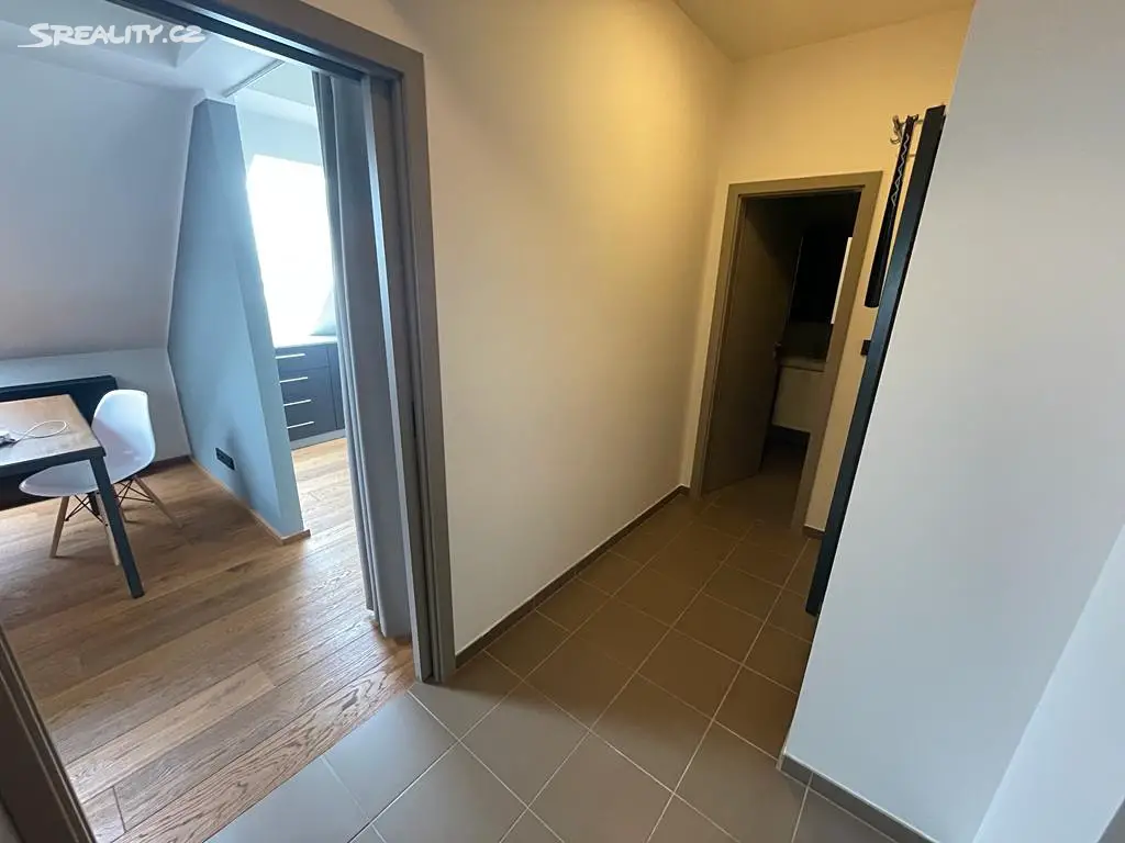 Pronájem bytu 2+kk 53 m² (Podkrovní), Resslova, Hradec Králové