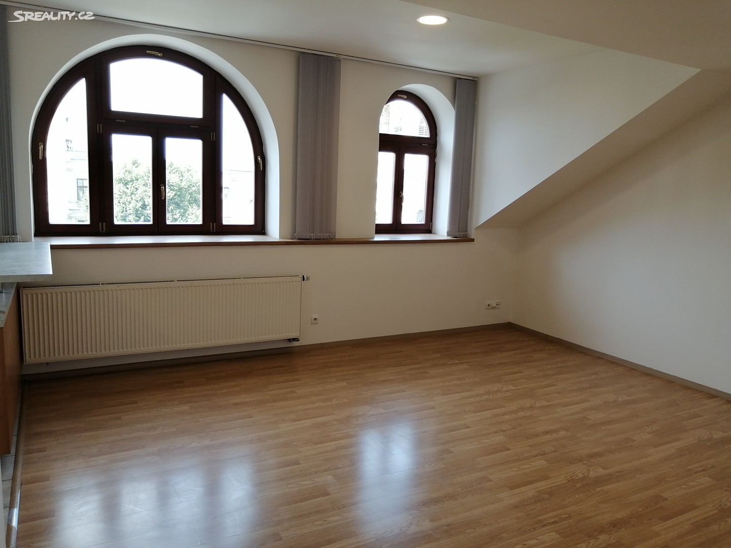 Pronájem bytu 3+1 93 m² (Podkrovní), Masarykovo náměstí, Kroměříž