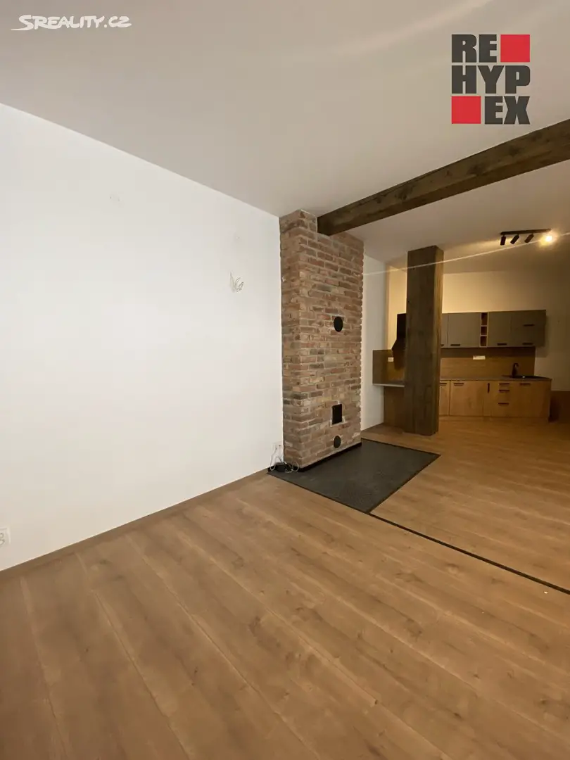 Pronájem bytu 1+kk 37 m², Šafaříkova, Hradec Králové