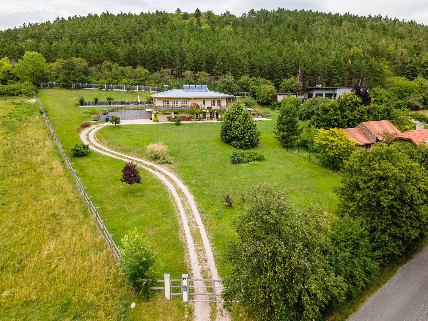 Prodej  rodinného domu 256 m², pozemek 4 690 m², Tmaň - Slavíky, okres Beroun