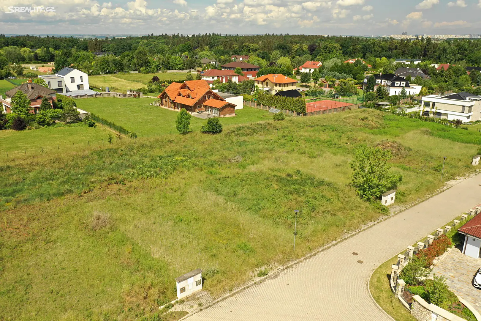 Prodej  stavebního pozemku 1 932 m², Růžová, Jesenice - Osnice
