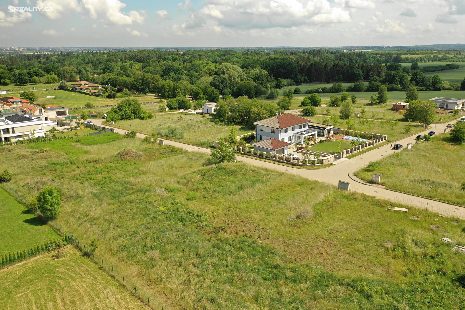 Prodej  stavebního pozemku 1 932 m², Růžová, Jesenice - Osnice