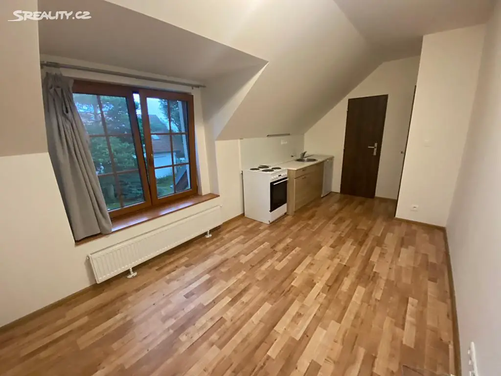 Pronájem bytu 1+kk 21 m² (Podkrovní), Dobříč, okres Praha-západ