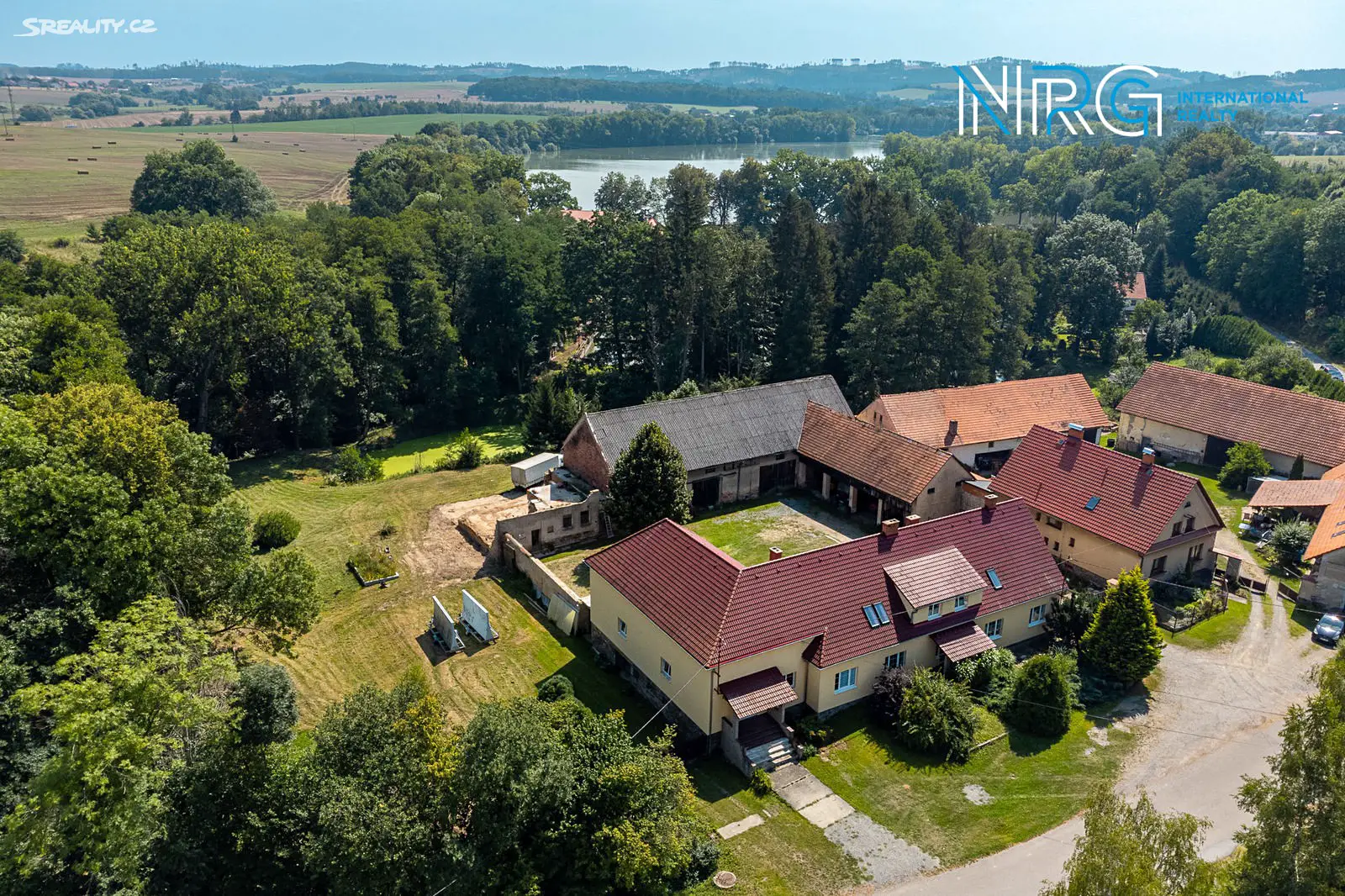 Prodej  rodinného domu 365 m², pozemek 8 262 m², Bystřice - Semovice, okres Benešov