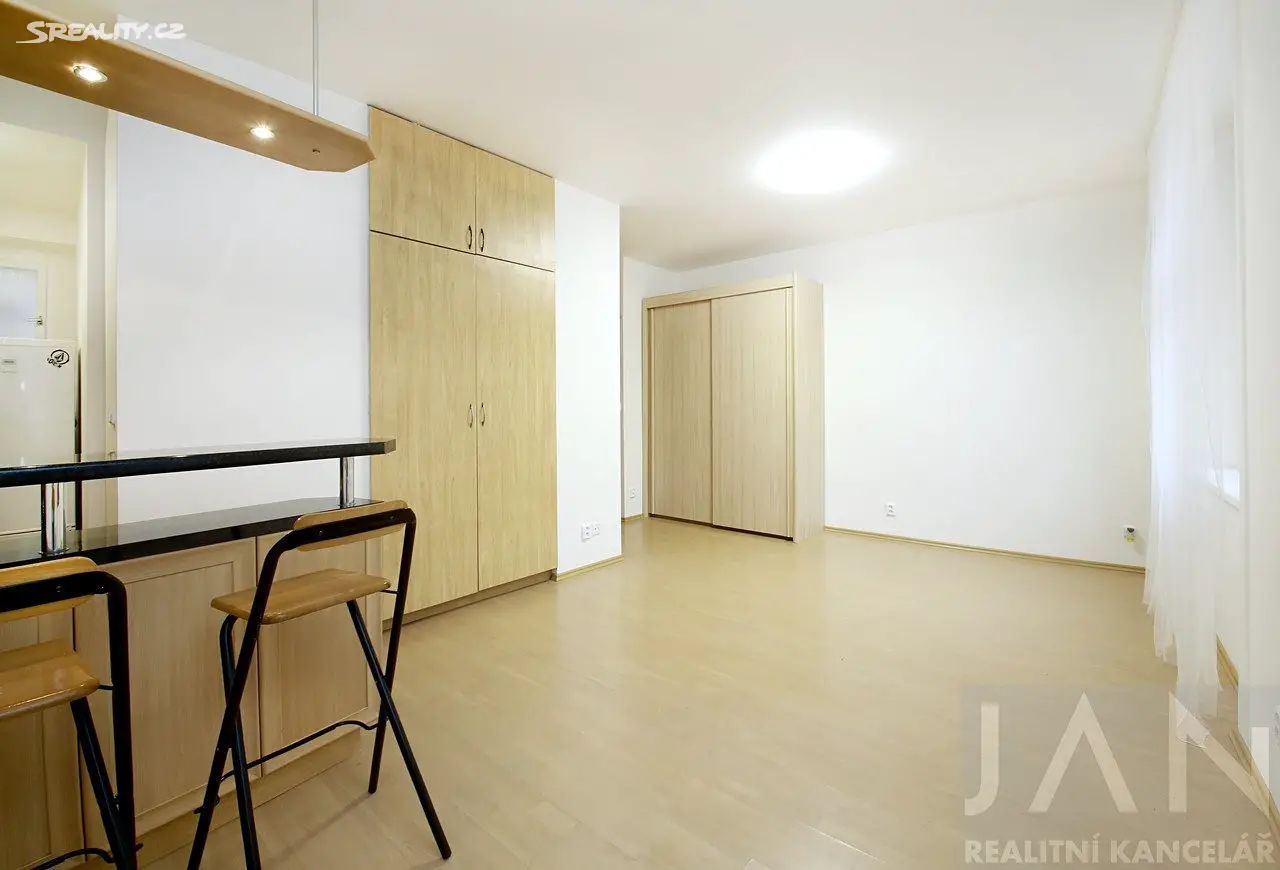 Pronájem bytu 1+kk 31 m², Bieblova, Praha 5 - Smíchov